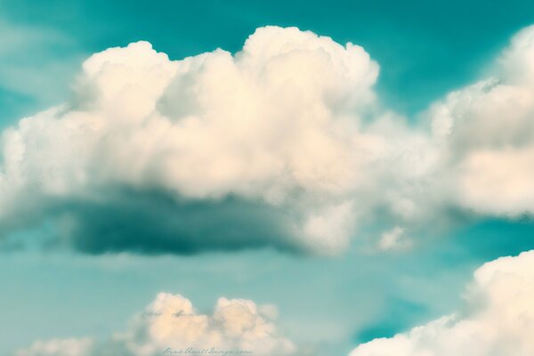 Cielo azul. Nubes blancas