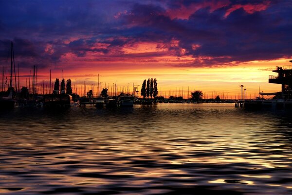 Tramonto luminoso al crepuscolo vicino all acqua