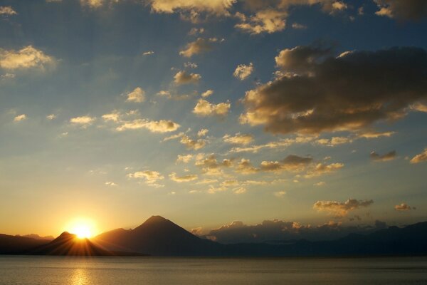 Sonnenuntergang am Wasser