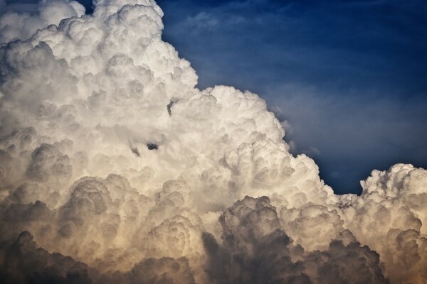 Hermoso cielo azul con nubes