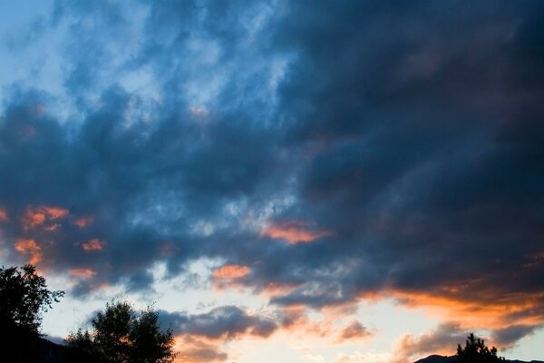 Photo of a cloudy evening sky