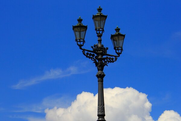 Poste de luz no fundo das nuvens