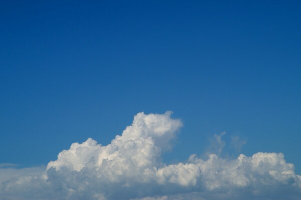 Soft clouds at the horizon meeting