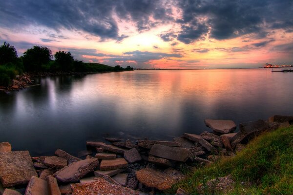 Puesta de sol rosa en un hermoso lago