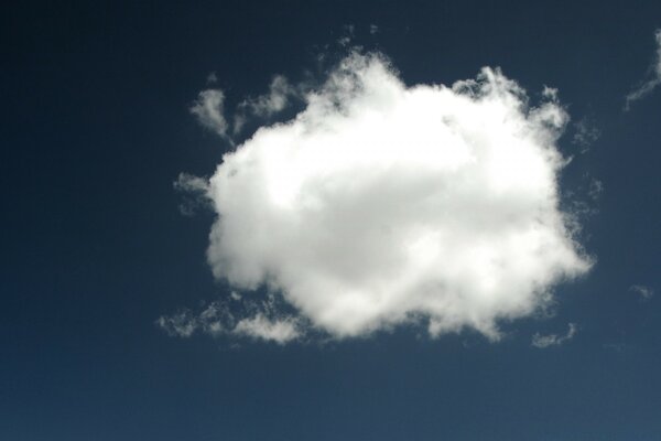 Große flauschige Wolke am Himmel