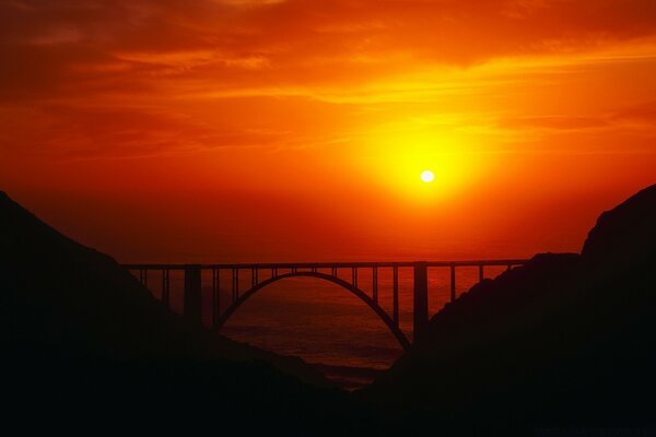 Sur le pont au coucher du soleil au crépuscule