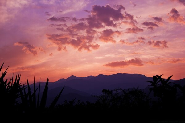 Tramonto rosa arancione in montagna