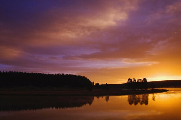 Coucher de soleil lilas en été sur le lac