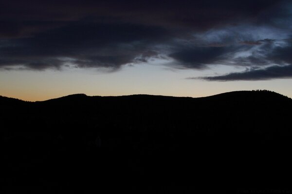 Crepuscolo. Cielo scuro. Notte