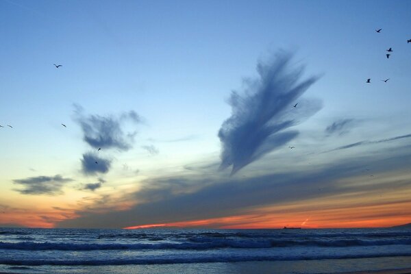 Foto de um belo pôr do sol no fundo do mar