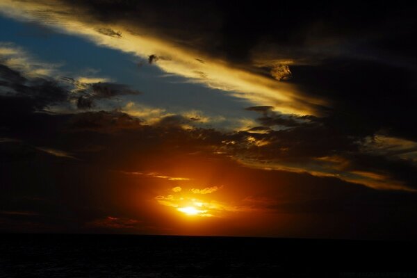 Vista del cielo al tramonto serale