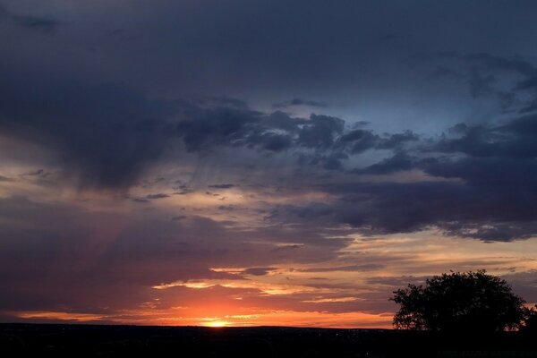 Puesta de sol vespertina. Cielo en colores