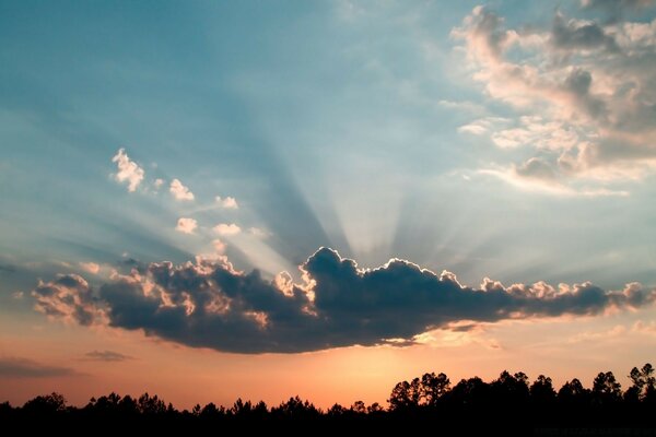 Die Sonne ging über die Wolken