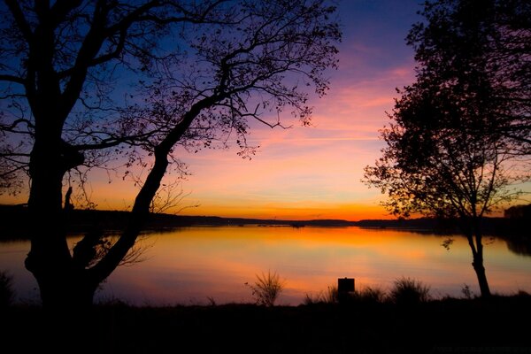 Sonnenuntergang über einem Waldsee. Karelien