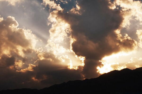 Die letzten Strahlen der untergehenden Sonne in den Wolken