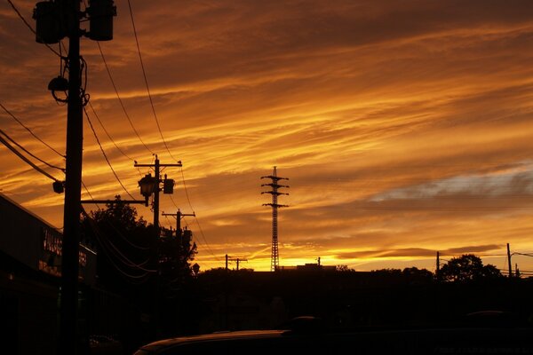 Céu urbano com nuvens acima da fábrica