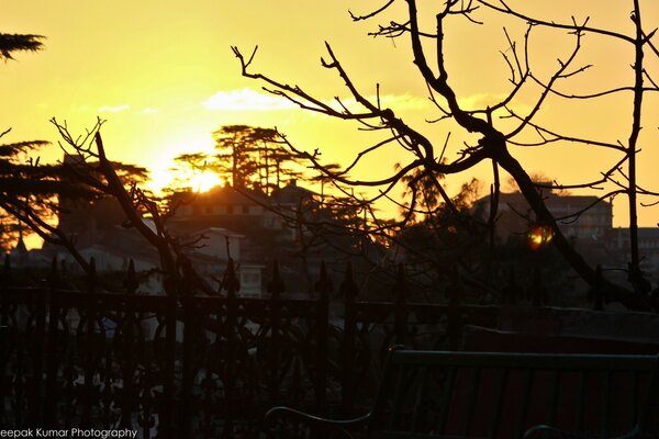 Coucher de soleil tardif. Soleil jaune