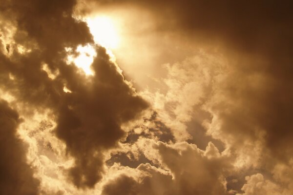 La luz del sol detrás de las densas nubes