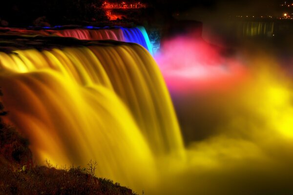 Cachoeira baixa com iluminação de cores diferentes