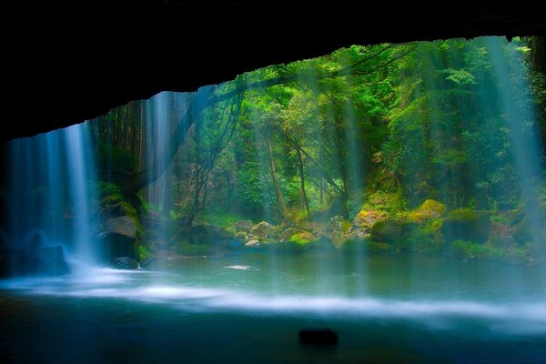 Необычный водопад в природе