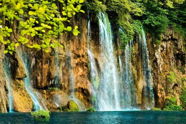 Bela cascata. Cachoeira esguichando