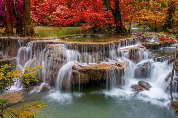 Wasserfall Landschaft im Herbstwald