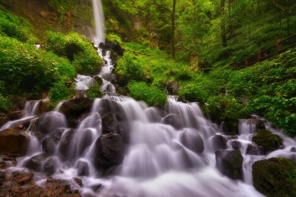 Une cascade boueuse. Image lumineuse