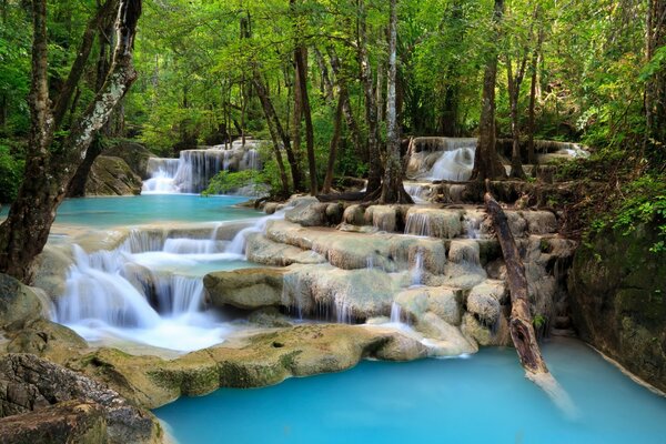 Immagine di bellissime cascate con acqua blu