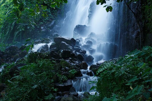 Berg Wasserfall in der Dämmerung der Nacht