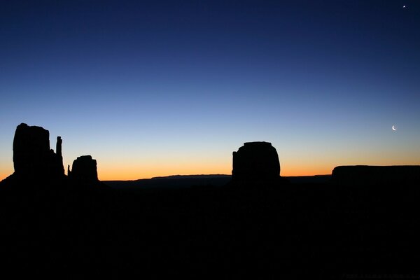 Tramonto circondato da pietre Americane