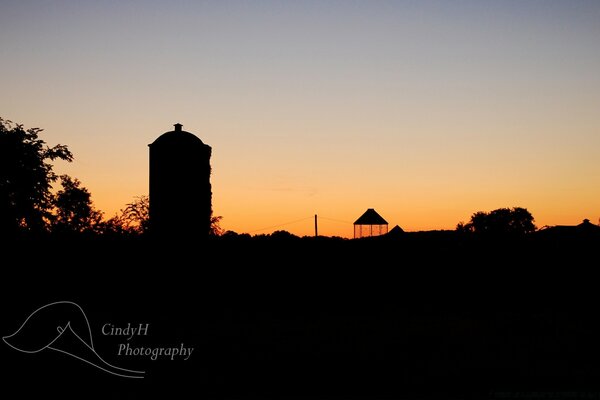 Landschaft. Schöner Sonnenuntergang und Silhouette der Gebäude