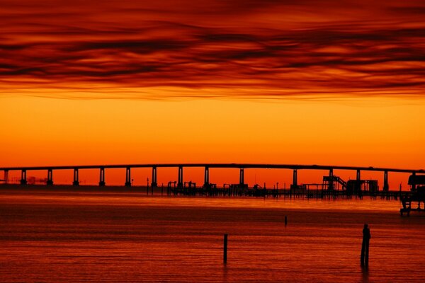 El sol al atardecer coloreó el mar