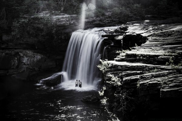 Und der Schwarz-Weiß-Wasserfall und die Menschen