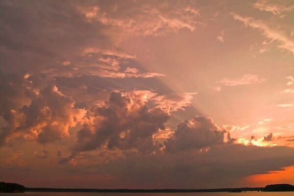 Wolken etwas Sonne auf dem ganzen Bild über dem See