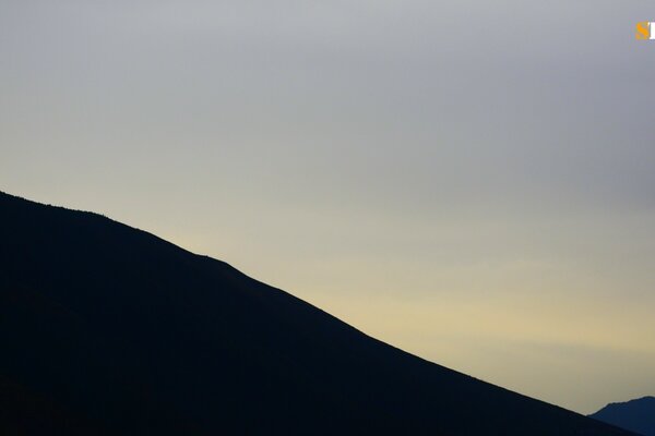 Berglandschaft auf Sonnenuntergang Hintergrund