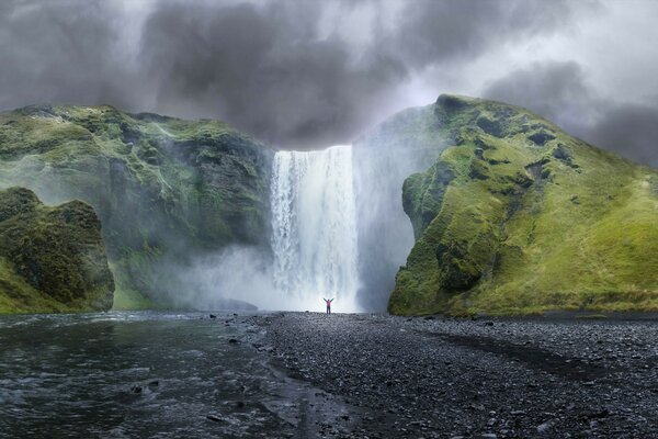 Fascinante paisaje de cascada en las montañas