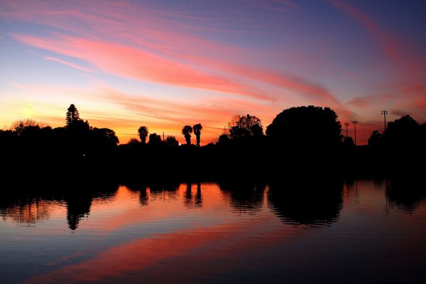 Il tramonto si riflette nel lago serale