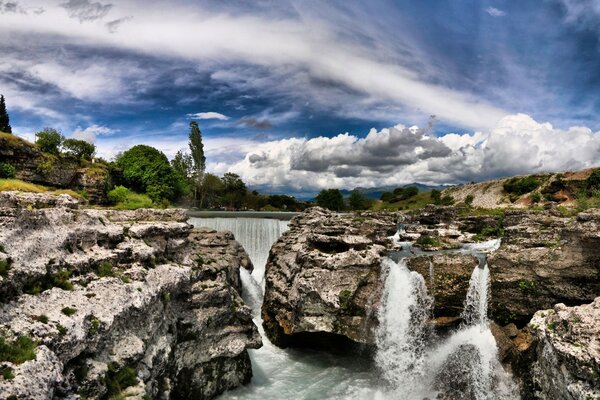 Berg Wasserfall Landschaft auf dem Desktop