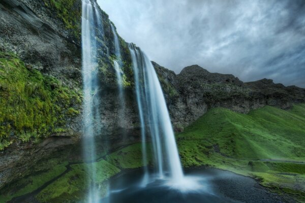 Hermosa imagen de una cascada que cae