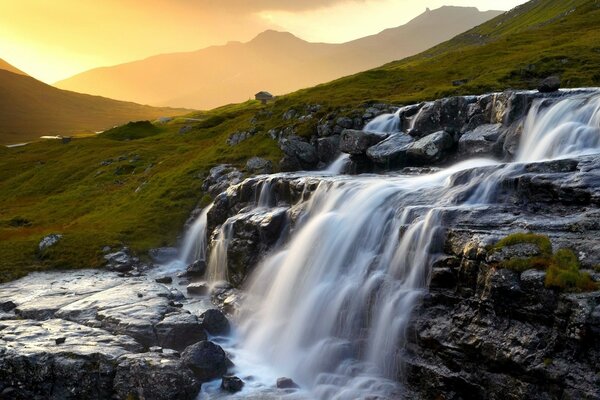 Paesaggio: bellissime cascate all alba