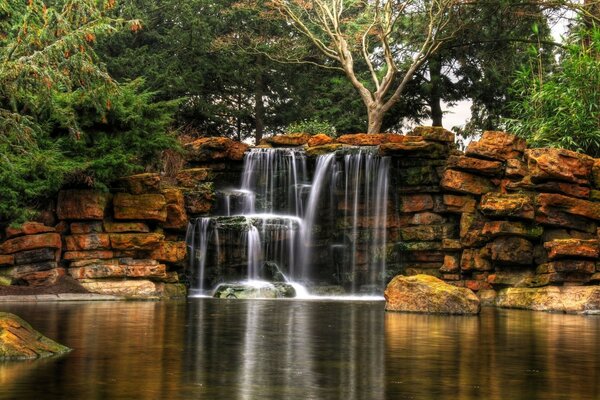 Belle cascade dans la nature