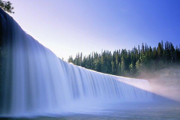 Imagen de una enorme cascada majestuosa