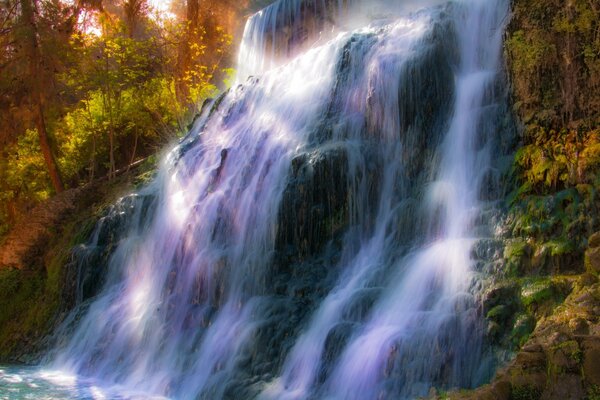 La cascada en la naturaleza es muy hermosa