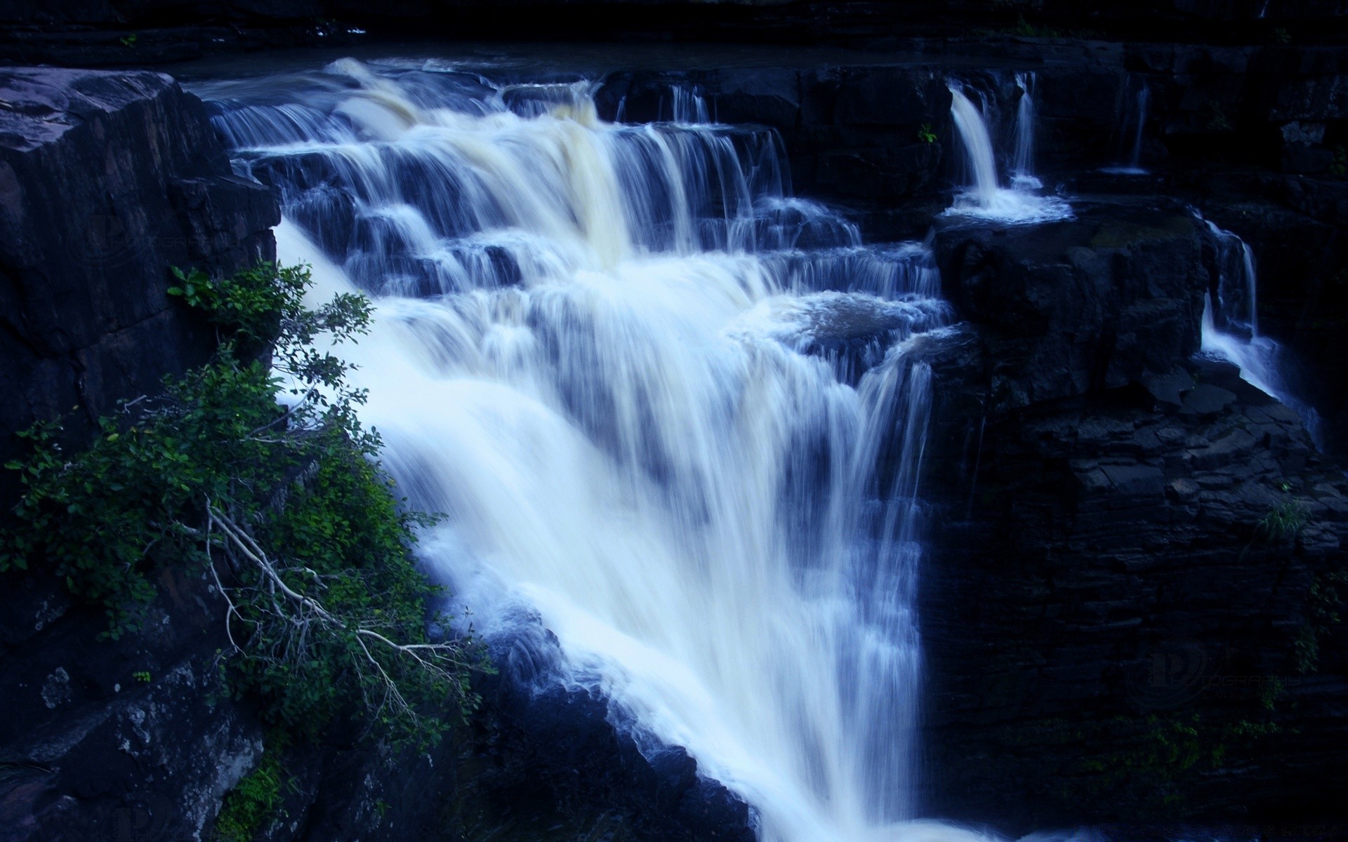 cascadas agua cascada río naturaleza movimiento viajes corriente roca al aire libre otoño cascada fotografía paisaje pureza madera corriente mojado desenfoque paisaje