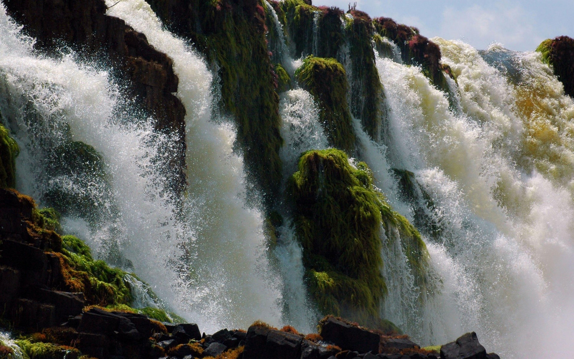 cascate cascata acqua fiume all aperto splash roccia movimento cascata natura flusso paesaggio viaggi luce del giorno flusso bagnato ambiente montagna legno rapids