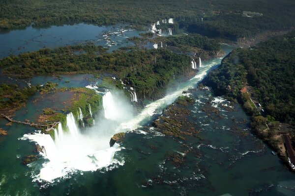 Paysage vert avec des cascades orageuses