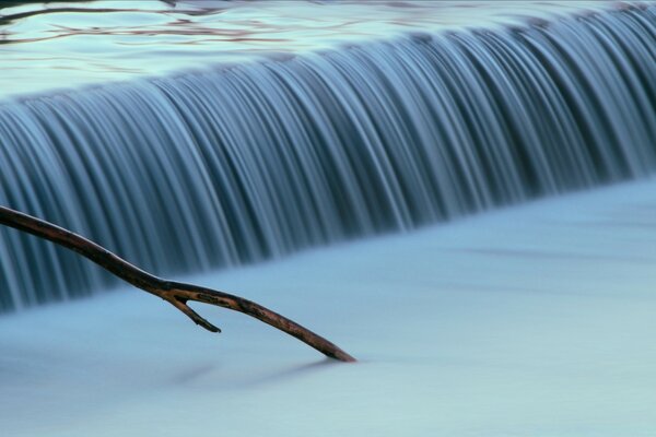 Flussi di cascata pacificati in una foschia nebbiosa