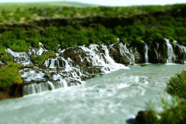 Der Strom fließt in den Fluss hinab