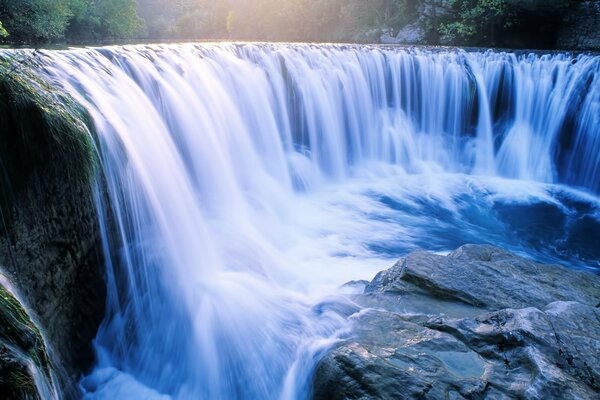 Vista della cascata affascinante