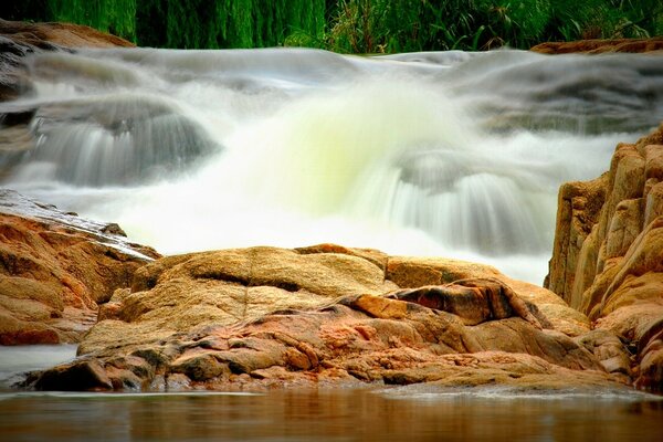 Cascade sur fond de pierres et de la rivière